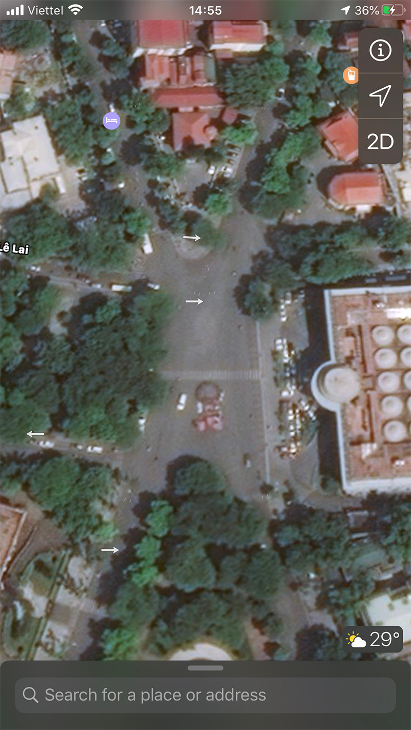 Nút giao thông trước Ngân hàng Nhà nước cũng vắng vẻ, chỉ có một vài phương tiện di chuyển.