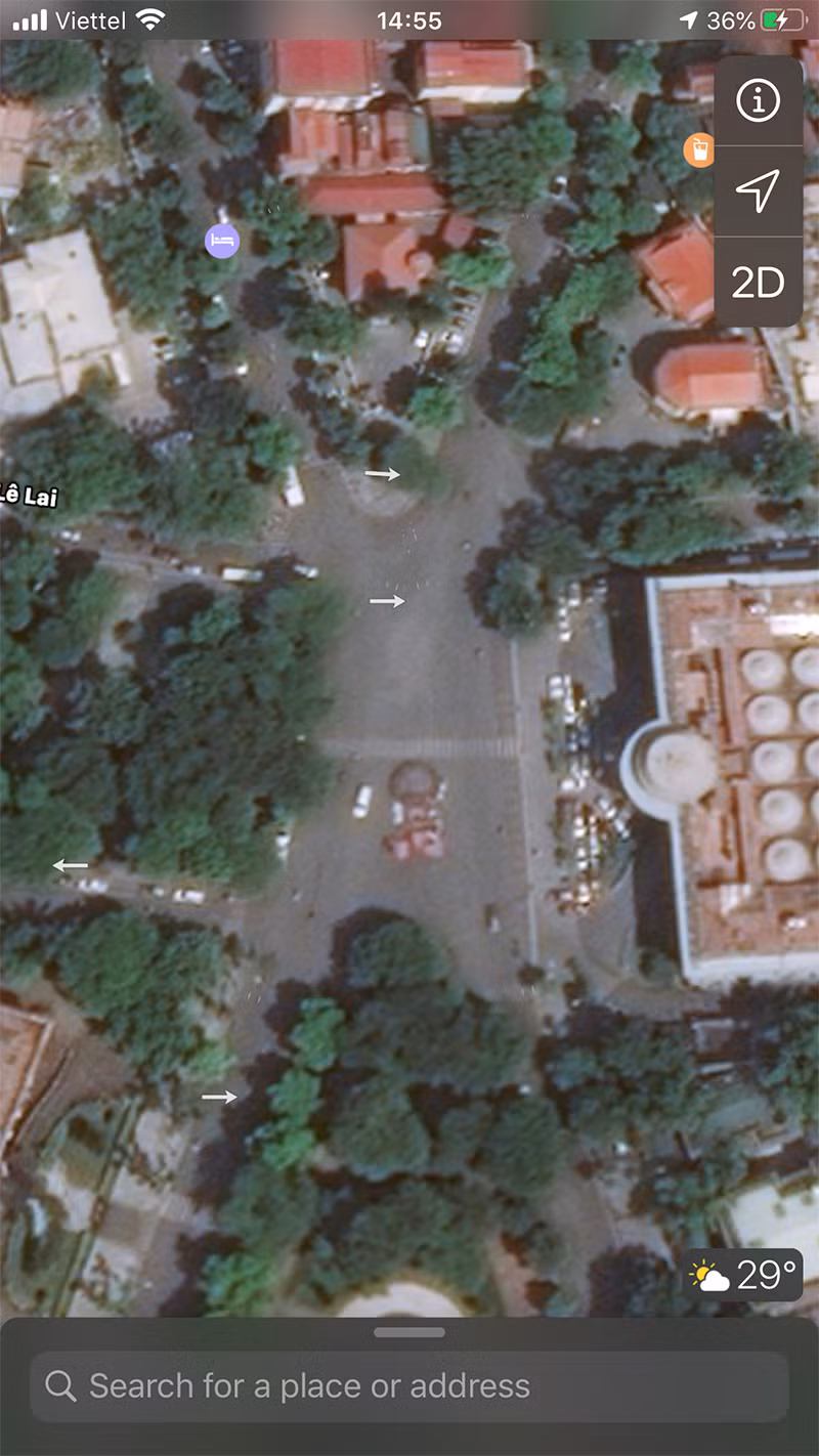 Nút giao thông trước Ngân hàng Nhà nước cũng vắng vẻ, chỉ có một vài phương tiện di chuyển.