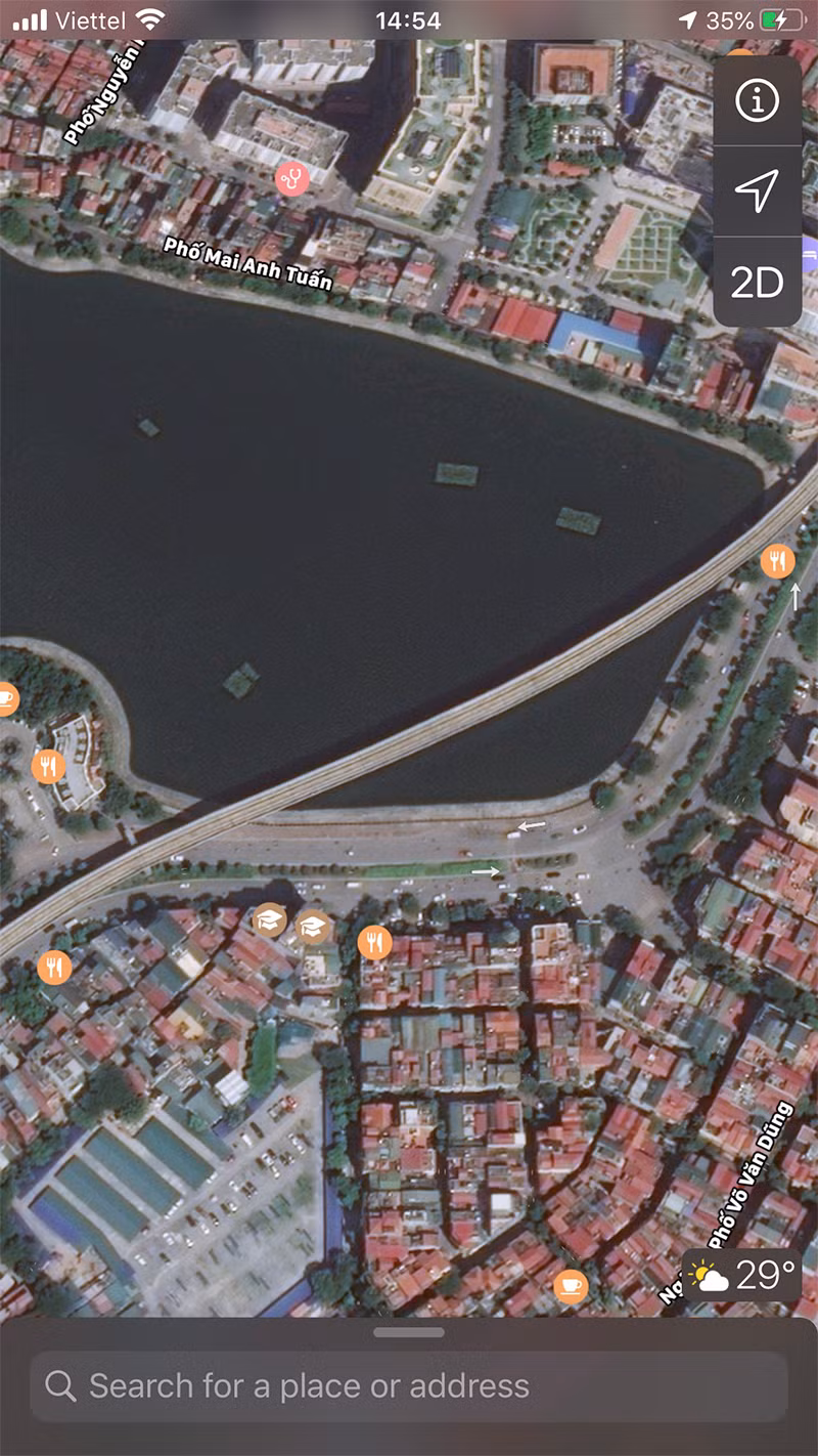 Góc hồ Hoàng Cầu, nơi có nhiều quán cafe với góc view đẹp luôn nườm nượp người qua lại, nay cũng vắng hoe.