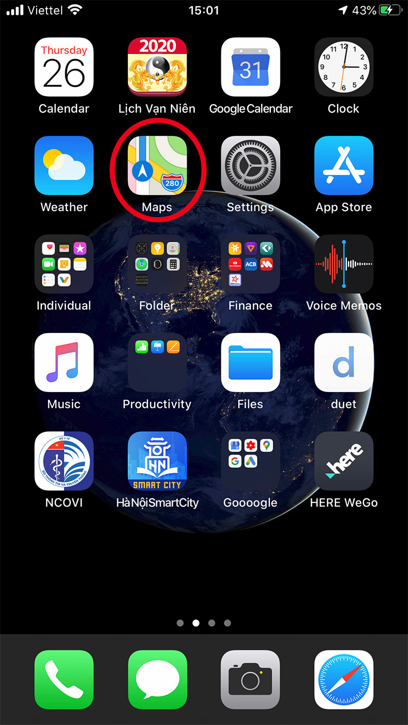 Để ngắm Hà Nội vắng hoe, người dùng cần mở ưng dụng (app) maps/ bản đồ trên iphone. Sau đó chọn xem dưới dạng vệ tinh (Satellite) và chọn 3D (chọn tại phần góc trên bên phải của app, bấm vào chữ "i" và lựa chọn).