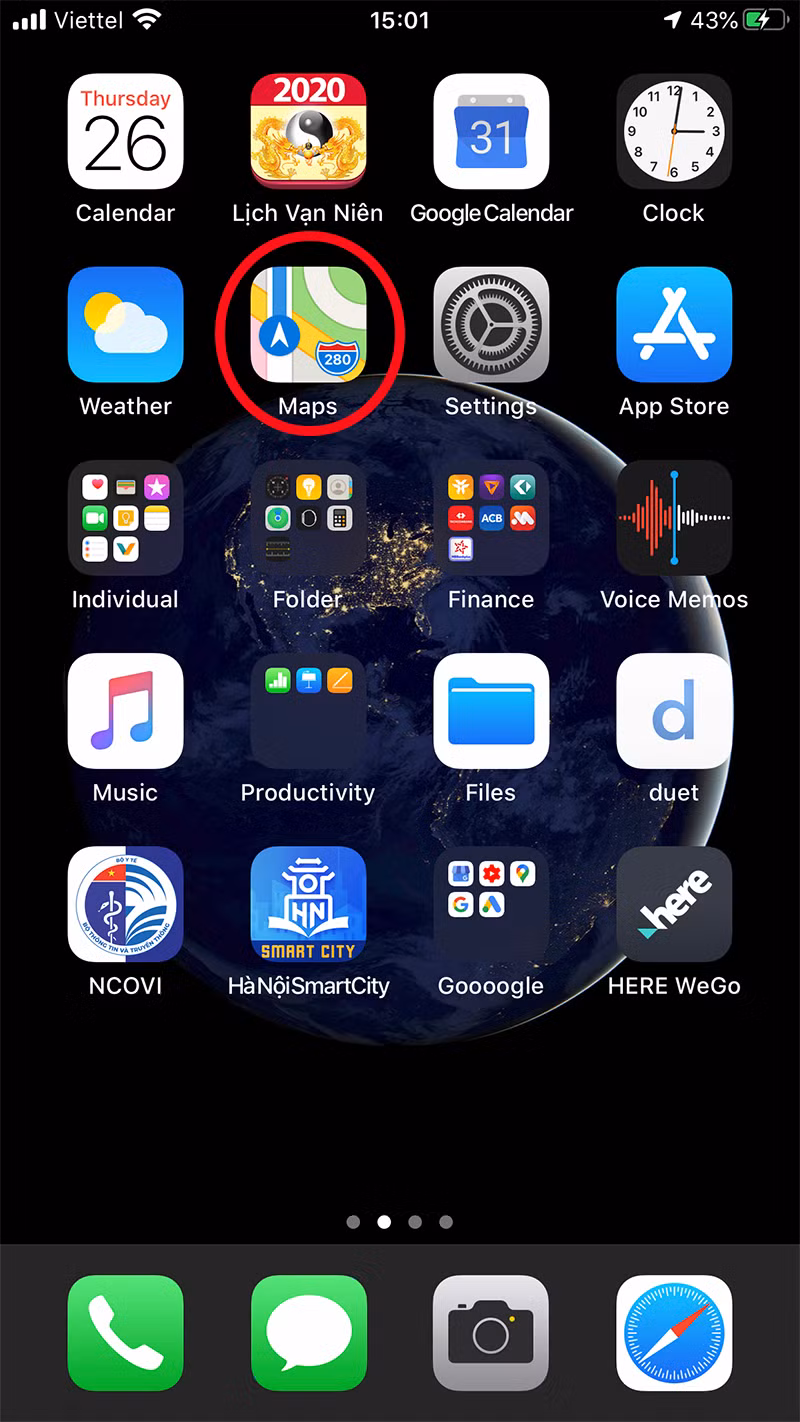 Để ngắm Hà Nội vắng hoe, người dùng cần mở ưng dụng (app) maps/ bản đồ trên iphone. Sau đó chọn xem dưới dạng vệ tinh (Satellite) và chọn 3D (chọn tại phần góc trên bên phải của app, bấm vào chữ "i" và lựa chọn).