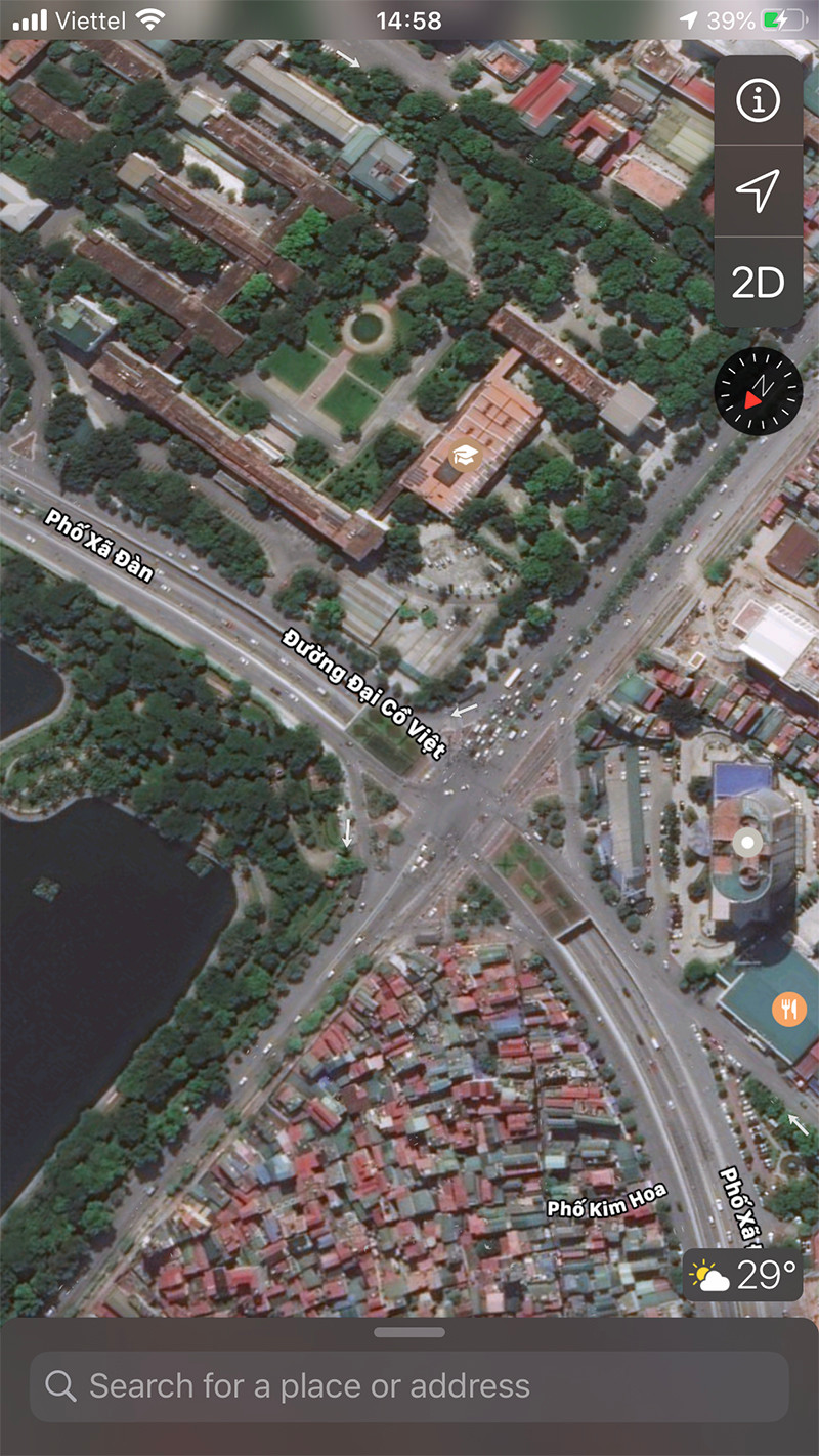 Ngã tư Đại Cồ Việt - Giải Phóng tuyến đường chính tập trung nhiều phương tiện qua lại nay chỉ điểm vài phương tiện (thưa thớt vài phương tiện dừng đèn đỏ).