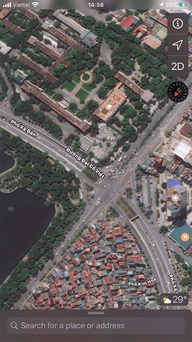 Ngã tư Đại Cồ Việt - Giải Phóng tuyến đường chính tập trung nhiều phương tiện qua lại nay chỉ điểm vài phương tiện (thưa thớt vài phương tiện dừng đèn đỏ).