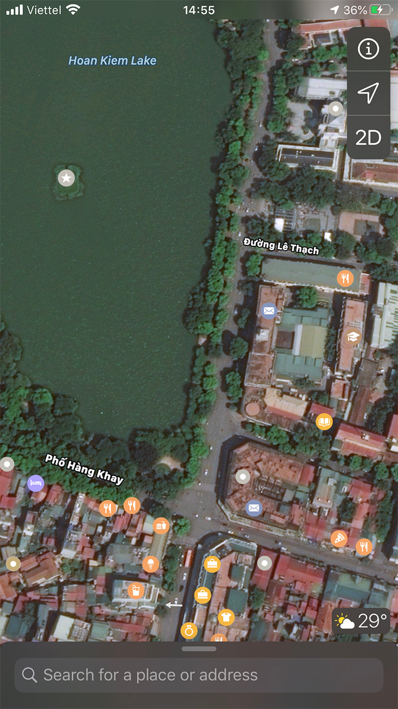 Ngã tư Tràng tiền, Hàng Khay tấp nập, nay vắng vẻ và thông thoáng, không có nhiều phương tiện giao thông tại con phố trung tâm này.