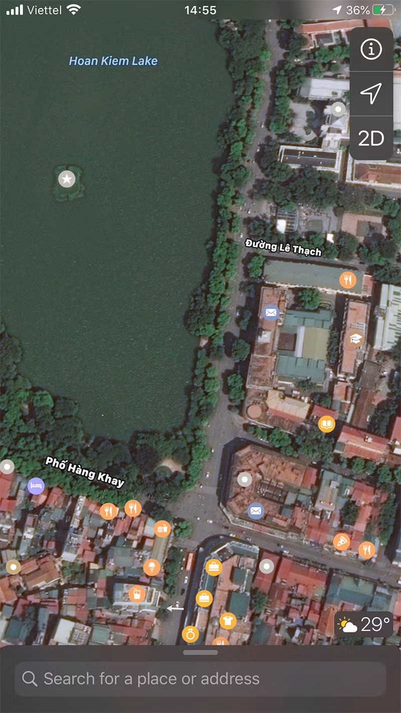 Ngã tư Tràng tiền, Hàng Khay tấp nập, nay vắng vẻ và thông thoáng, không có nhiều phương tiện giao thông tại con phố trung tâm này.