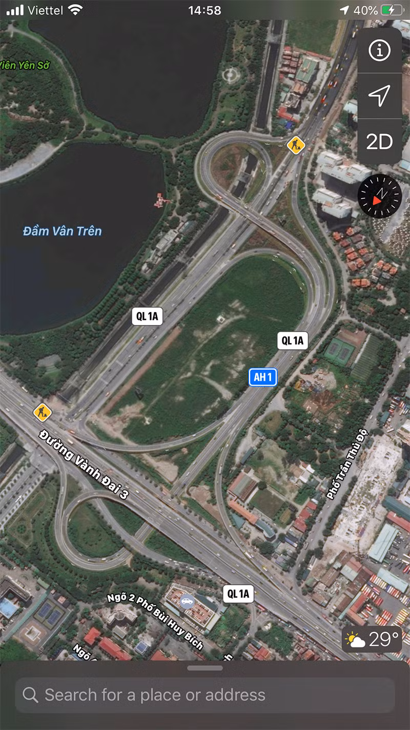 Quang cảnh vắng vẻ hiếm hoi tại nút giao thông đường vành đai 3 giao QL1A. Sự vắng vẻ này thường chỉ có khi Hà Nội trong những ngày đầu xuân năm mới.