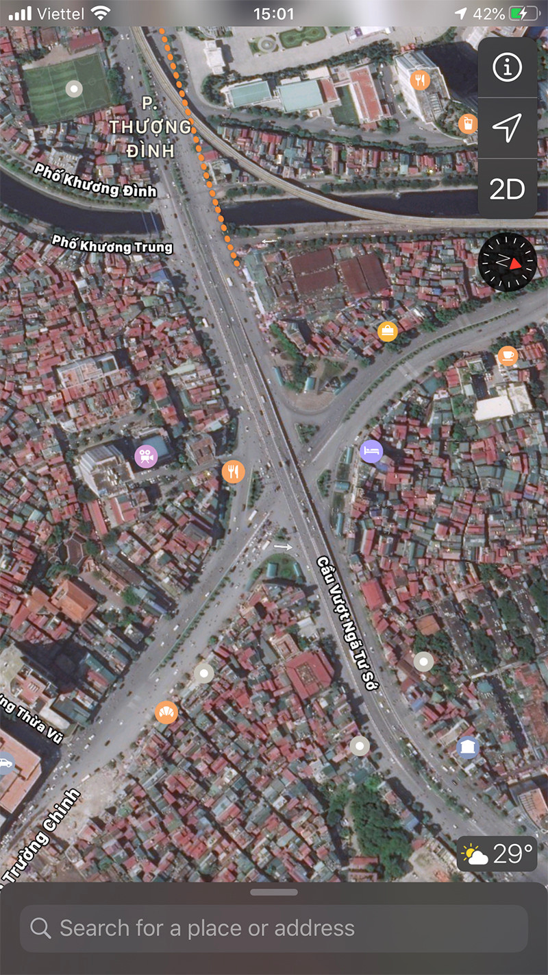 Ngã Tư Sở khi view từ app, thưa thớt xe qua lại, đường phố vắng vẻ.