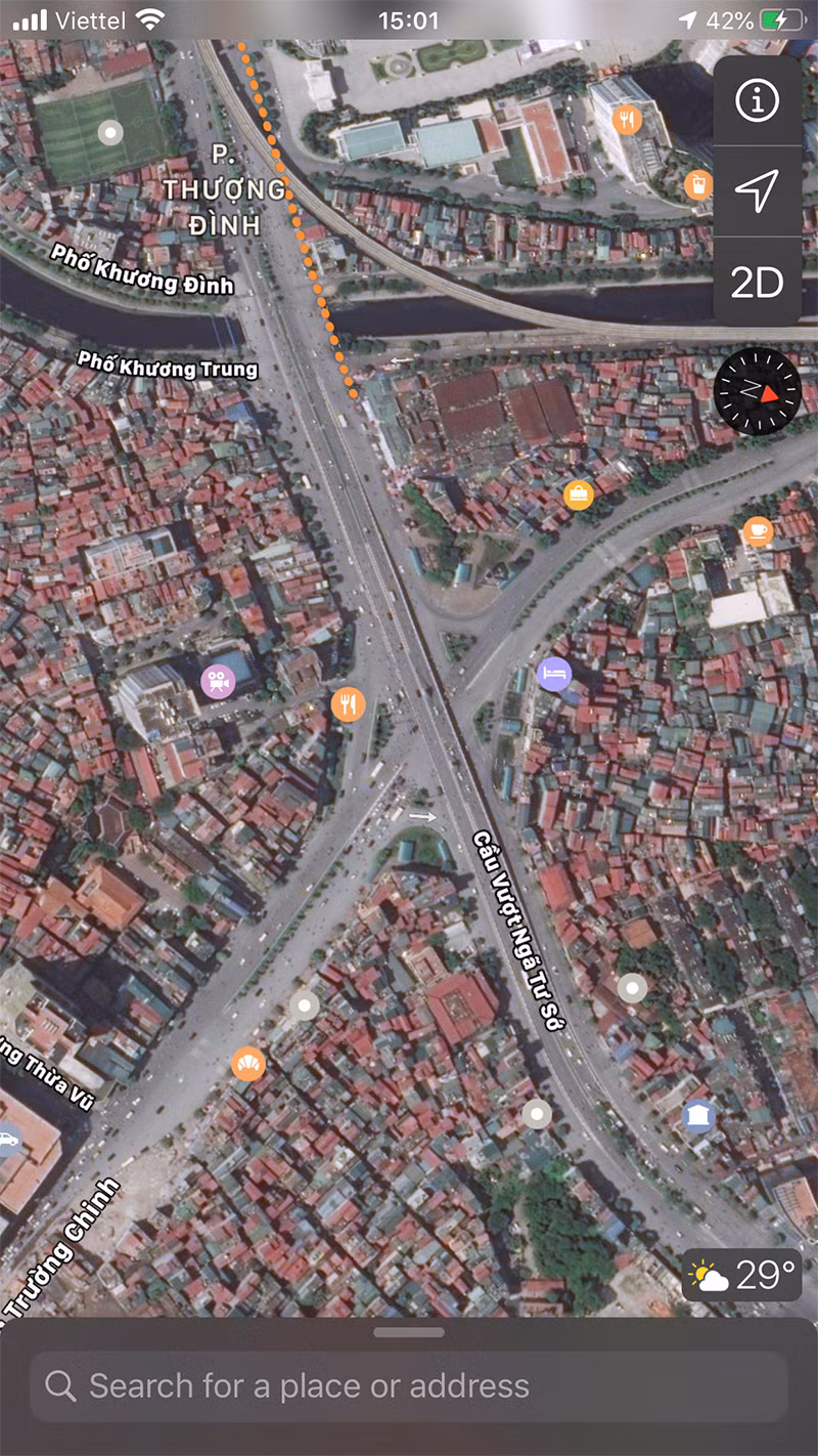 Ngã Tư Sở khi view từ app, thưa thớt xe qua lại, đường phố vắng vẻ.