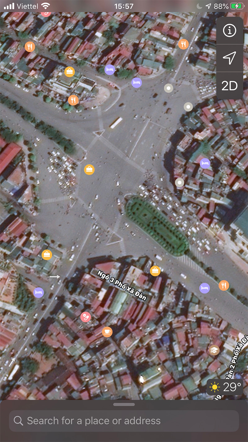 Ngã 5 Xã Đàn trở nên trổng trải và rộng hơn, lượng phương tiện giao thông tham gia ít, hình ảnh hiếm có của nút giao thông này.