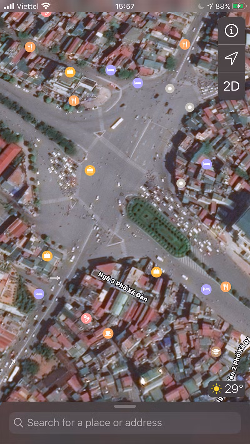 Ngã 5 Xã Đàn trở nên trổng trải và rộng hơn, lượng phương tiện giao thông tham gia ít, hình ảnh hiếm có của nút giao thông này.