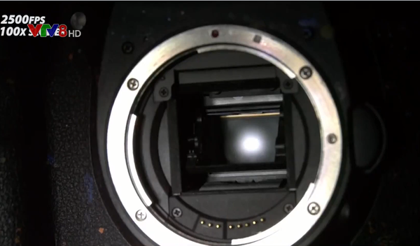 Chiếc máy ảnh này được phát triển bởi các nhà khoa học tại chi nhánh INRS của Université du Québec ở Canada, và nó có tốc độ gấp đôi so với kỷ lục trước đó là chiếc máy ảnh FRAME của trường Đại học Lund tự hào công bố chụp được 5 nghìn tỷ khung hình / giây trong năm 2017, trước đó nữa là máy ảnh 1 nghìn tỷ khung hình / giây của MIT năm 2011.