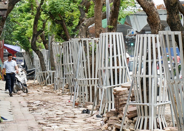 Theo đó, hàng sưa đỏ được mặc giáp sắt từ gốc đến thân và được cố định dưới nền đất, kèm theo đó là có trục chống đỡ để giúp cây không bị đổ. Tất cả cây sưa đều được đánh số thứ tự để đảm bảo việc theo dõi và quản lý số lượng cây trên tuyến đường Nguyễn Văn Huyên.