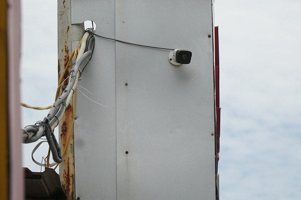 Ngoài ra, xung quanh đó còn được lắp 4 camera an ninh tại các vị trí có thể bao quát toàn bộ. Ban quản lý cũng cho biết đã cắt cử 2 nhân viên bảo vệ túc trực để canh phòng hàng sưa đỏ quý hiếm.