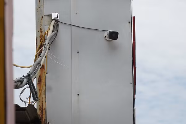 Ngoài ra, xung quanh đó còn được lắp 4 camera an ninh tại các vị trí có thể bao quát toàn bộ. Ban quản lý cũng cho biết đã cắt cử 2 nhân viên bảo vệ túc trực để canh phòng hàng sưa đỏ quý hiếm.