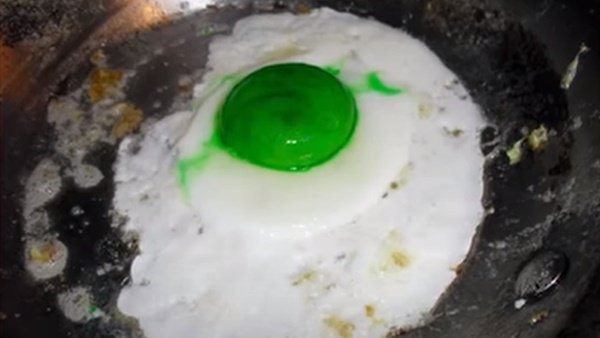 Những quả trứng xanh được cả gia đình Shihabudheen ăn bình thường và không có triệu chứng lạ. Vị của chúng chẳng có gì khác so với những quả trứng gà vỏ trắng lòng đỏ bình thường.