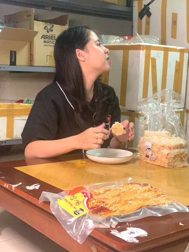 Là một trong những nam streamer giàu nhất Việt Nam hiện nay, ngoài công việc liên quan đến eSports thì Độ Mixi còn là người sáng lập của chuỗi đồ ăn vặt MixiFood và là ông chủ của cửa hàng quần áo MixiShop.