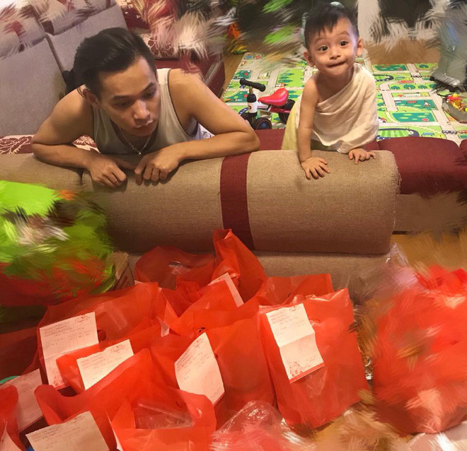 Bà xã của Độ Mixi kinh doanh mát tay đến mức số lượng đơn hàng cứ nhảy ùn ùn mỗi ngày, chỉ cần nhìn bức ảnh selfie cùng đống hàng của cô nàng là đủ hiểu.