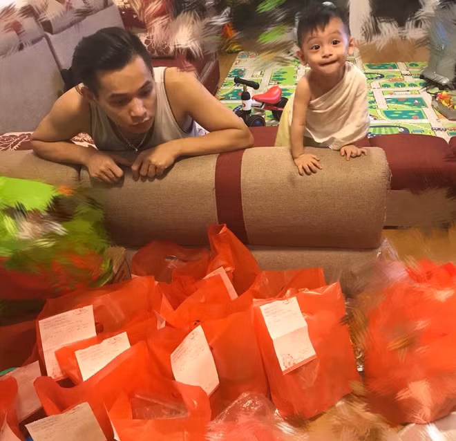 Bà xã của Độ Mixi kinh doanh mát tay đến mức số lượng đơn hàng cứ nhảy ùn ùn mỗi ngày, chỉ cần nhìn bức ảnh selfie cùng đống hàng của cô nàng là đủ hiểu.