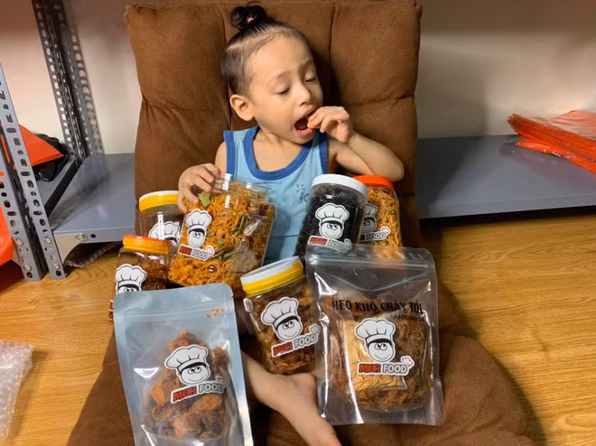 Những mặt hàng của MixiFood bao gồm các đồ ăn vặt như khô gà, cơm cháy, hải sản rim... được nhiều người yêu thích.