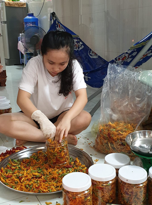 Sau Độ Mixi thì Thầy Giáo Ba cũng là một nam streamer đã yên bề gia thất. Vợ Thầy Ba là Panda Thái bên cạnh việc xuất hiện trong vlog, livestream của chồng thì cũng rất bận rộn với việc kinh doanh đồ ăn vặt.