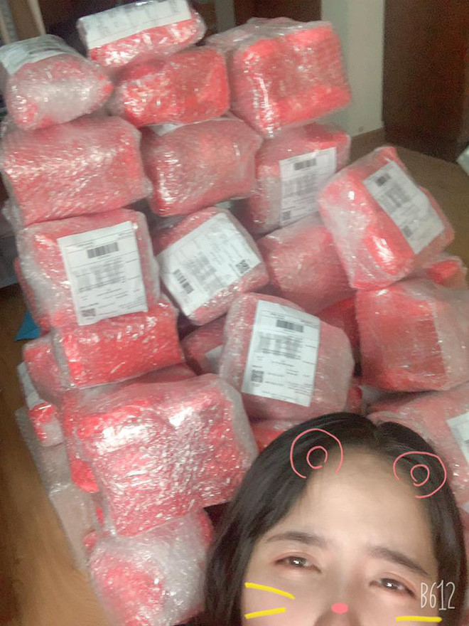 Công việc kinh doanh của 2 cửa hàng trên do Trang Mixi - vợ của Tộc trưởng Độ đảm nhiệm.