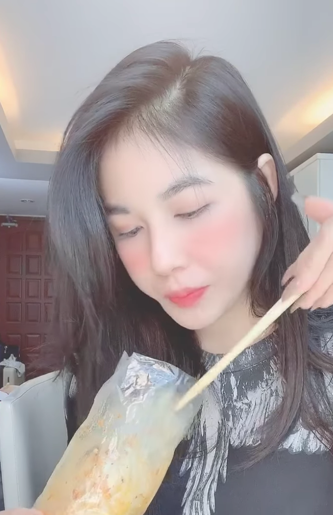 Chỉ cần cô nàng đăng tải một video clip ngắn quay cảnh ăn bánh tráng cũng đủ khiến dân tình xao xuyến.