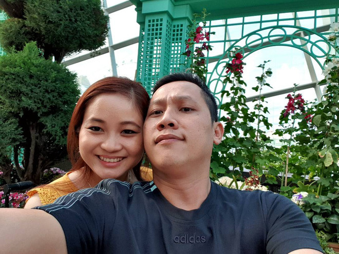 Mặt hàng mà vợ Thầy Ba kinh doanh cũng giống như "bà chủ kênh" Trang Mixi, đó là khô gà, rong biển, da heo chiên... được đông đảo bạn trẻ ủng hộ.