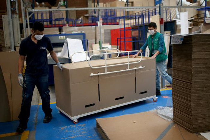 Chuyển đổi chúng thành quan tài nếu một bệnh nhân tử vong cũng sẽ làm giảm việc ô nhiễm, ông nói.