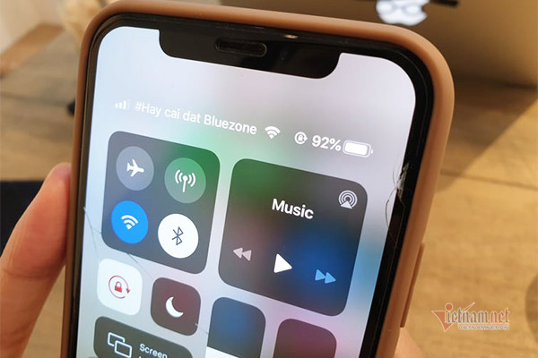 Ngoài việc tạo thông điệp bằng hashtag cạnh logo nhà mạng, các cơ quan chức năng cũng sẽ liên tục nhắn tin để kêu gọi người dân sử dụng Bluezone - giải pháp hiệu quả nhất nhằm phòng tránh đại dịch COVID-19.
