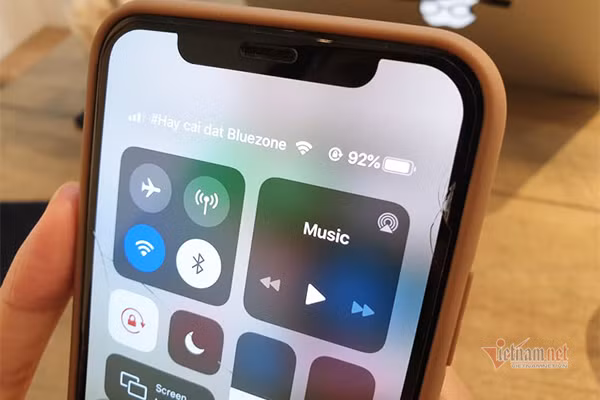 Ngoài việc tạo thông điệp bằng hashtag cạnh logo nhà mạng, các cơ quan chức năng cũng sẽ liên tục nhắn tin để kêu gọi người dân sử dụng Bluezone - giải pháp hiệu quả nhất nhằm phòng tránh đại dịch COVID-19.