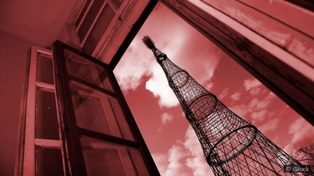 Đài phát thanh này hoạt động ở tần số tương đối thấp (sóng ngắn) và có thể truyền đi rất xa.