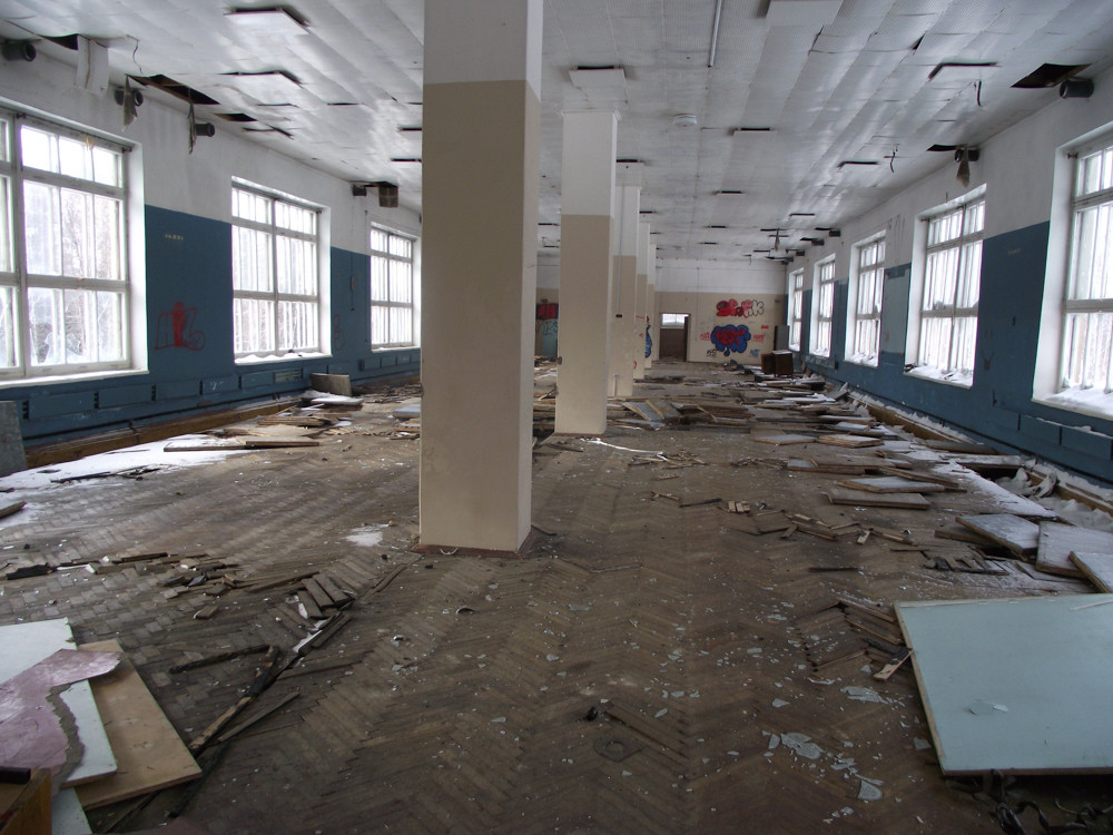 UVB-76 được cho là hoạt động từ năm 1982 nhưng theo Hackaday, danh tính của nó được thay đổi nhiều lần và có thể đã hoạt động từ năm 1973. Đó là giai đoạn cuối của Chiến tranh Lạnh nhưng sau khi Liên Xô sụp đổ, đài phát thanh vẫn được duy trì.