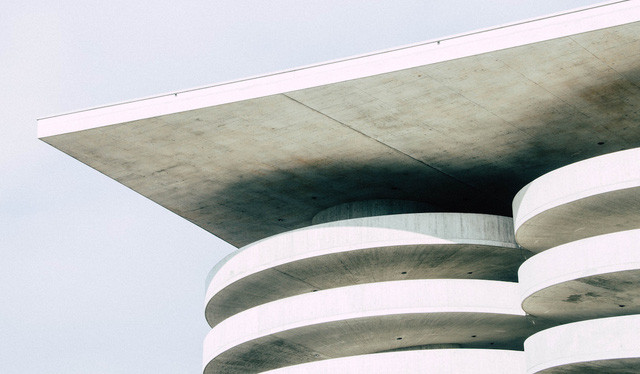 Xi măng ít khí thải carbon. Các nhà nghiên cứu và công ty startup đang nghiên cứu các phương pháp tiếp cận thải ít khí carbon hơn, bao gồm điều chỉnh sự cân bằng của các thành phần được sử dụng trong quá trình này, sử dụng công nghệ lưu trữ và thu giữ carbon để loại bỏ khí thải và lấy xi măng ra khỏi bê tông hoàn toàn.