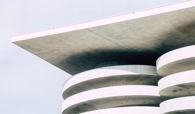 Xi măng ít khí thải carbon. Các nhà nghiên cứu và công ty startup đang nghiên cứu các phương pháp tiếp cận thải ít khí carbon hơn, bao gồm điều chỉnh sự cân bằng của các thành phần được sử dụng trong quá trình này, sử dụng công nghệ lưu trữ và thu giữ carbon để loại bỏ khí thải và lấy xi măng ra khỏi bê tông hoàn toàn.