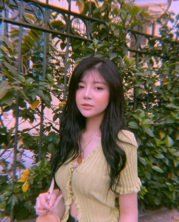 Trang Banana cũng từng chia sẻ mẫu bạn trai lý tưởng của mình lại trái ngược với bản thân khi cô yêu thích kiểu người ít nói và lịch thiệp.