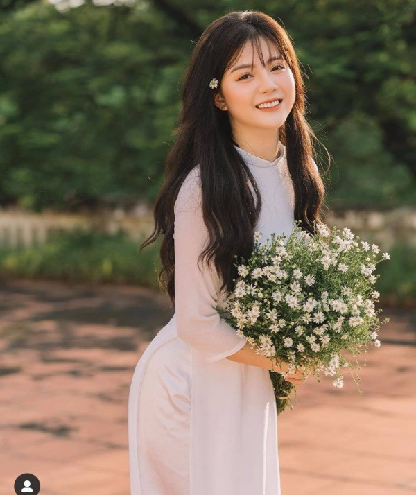 Theo dõi các đoạn livestream của hot streamer này, cộng đồng mạng thực sự kinh ngạc vì cô nàng có gương mặt đẹp bất chấp mọi hoàn cảnh.