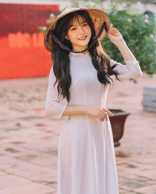 Sở hữu gương mặt nhỏ nhắn, đôi mắt to tròn long lanh và rất có hồn, cô nàng dường như thu hút hết mọi sự chú ý trong bộ ảnh mới với áo dài trắng.