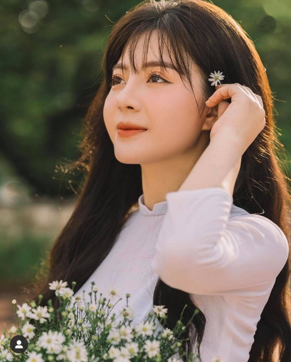 Trang Banana có tên đầy đủ là Hà Kiều Trang (SN 1997) là một streamer mới nổi rất được dân tình chú ý và khen ngợi hết vời vì nhan sắc nổi bật.