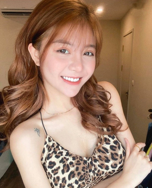 Sở hữu làn da trắng sáng, khuôn mặt đáng yêu và nụ cười tươi rói, Trang Banana luôn tỏa sáng trong mọi khung hình và là hình tượng “bạn gái quốc dân” của anh em trong làng game Việt.