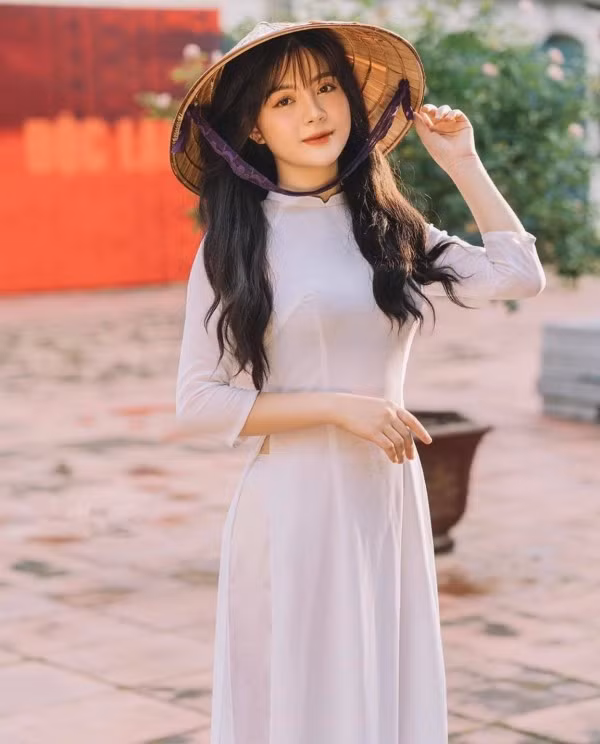 Xuất hiện trong bộ áo dài trắng tinh khôi, cùng với mái tóc xõa dài uốn xoăn nhẹ, nữ streamer mới nổi Trang Banana đã làm xiêu lòng hết thảy mọi người đối diện.