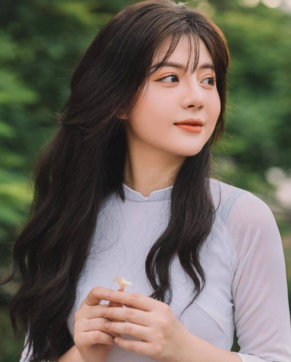 Nữ streamer 9X này được nhận xét là sở hữu gương mặt ưa nhìn, đáng yêu cùng phong cách khá năng động, thân thiện.