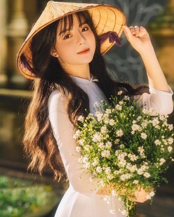 Chỉ nở nụ cười nhẹ nhàng, trong trẻo, nữ streamer này cũng đủ làm "mềm lòng" người khó tính nhất.