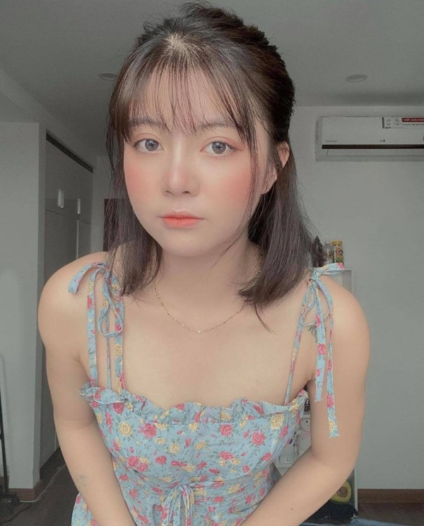 Với vẻ ngoài xinh xắn của mình, cô cũng từng nhận được nhiều lời mời làm mẫu ảnh và đóng quảng cáo.