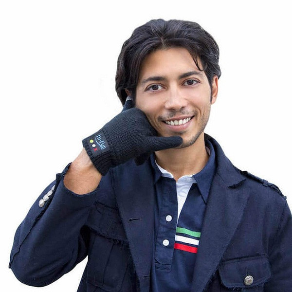 Găng tay tích hợp ''dế yêu'': Có thể bạn không tin nhưng anh chàng này đang gọi điện cho người khác bằng chính chiếc găng tay anh ta đang đeo, chẳng khác nào trò chơi mà ngày bé ai cũng từng trải qua.