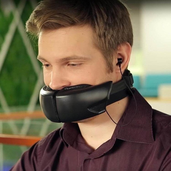 Chiếc mặt nạ này có thể giúp bạn tha hồ "tám" đủ chuyện trên trời dưới bể mà chẳng lo người bên cạnh hay xung quanh nghe được.