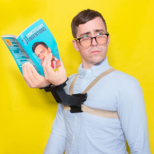 Sản phẩm giúp cứu rỗi cánh tay của các mọt sách hỗ trợ nâng sách, giữ sách nhưng lại không biết lật trang.