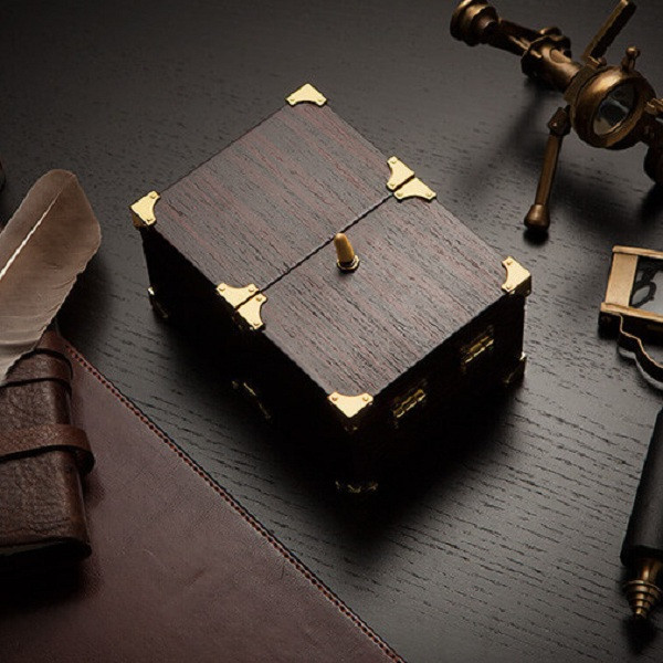 Chiếc hộp này chỉ có một chức năng duy nhất: khi người dùng bật công tắc trên hộp, một chiếc tay cầm sẽ xuất hiện từ trong hộp và... gạt lại công tắc bạn vừa bấm.