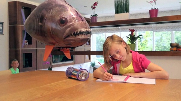 Con robot hình thủy quái đại dương này có lẽ là một trong những sản phẩm hài hước nhất mọi thời đại. Nó được sản xuất chỉ để "bơi" vòng quanh nhà và dọa mọi người đến phát khiếp.