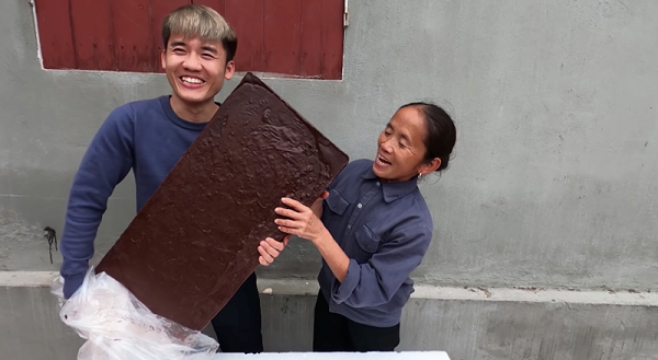 Trước đó trong các vlog của Bà Tân hay con trai Hưng Vlog, dân mạng đã từng bóc mẽ những nhân vật này dùng tay trần 100% để làm món ăn, vô tư ăn thử rồi lại tiếp tục cho món ăn vào nấu.