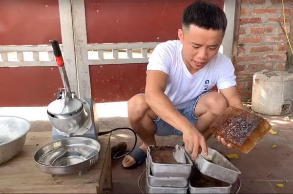 Mới đây, Hậu Troll tung clip thực hiện món đá bào theo trend giải nhiệt mùa hè. Tuy nhiên, điều khiến cư dân mạng "nhức mắt" và không ngần ngại bóc mẽ lại là vấn đề vệ sinh thực phẩm khi chế biến món ăn của gia đình Bà Tân Vlog.